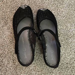 Black Jambu sports wedge clogs. SUPER comfy! 7.5